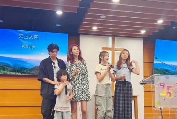 镕盛配资 蔡少芬一家出席活动，6岁儿子首登台，14岁长女身高超妈妈